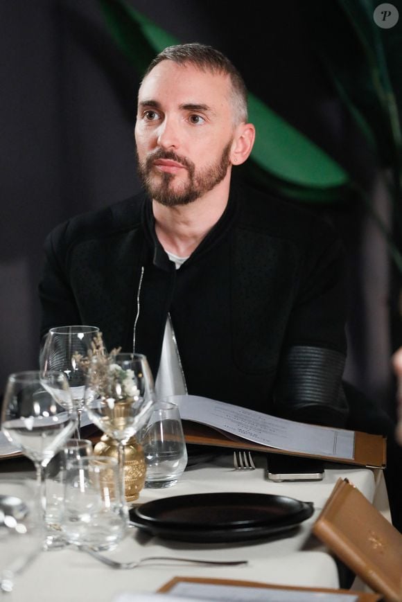 Exclusif - No Web - Christophe Willem - Tournage de l'émission "Panique au 31", scénarisée par A.Ducret et T.Villa, réalisée par G.Leforestier, diffusée le 30 décembre 2024 sur TF1.
© Christophe Clovis / Bestimage
Une fiction coproduite par Jifé, Eléphant Story et 13.34 Productions  En coproduction avec TF1
Réalisée par G.Leforestier 
Écrite par A.Ducret et T.Villa

Arnaud (A.Ducret) est le patron d’une boîte de nuit qui lui a été légué par ses parents (M.Bernier et L.Astier). La boîte de nuit est au plus mal, la banquière (I.Nanty) veut la fermer. Mais Arnaud, dans un dernier élan, arrive à négocier une dernière soirée pour sauver son entreprise, le soir du réveillon du 31 décembre.  S’il réussit, son club pourra continuer, si non, la banquière en fera un parking dès le 2 janvier. Une soirée pour relever son plus grand défi au cours de laquelle Arnaud sera accompagné de toute son équipe et confronté aux clients les plus exigeants. La promesse d’une nuit blanche sur le dancefloor.