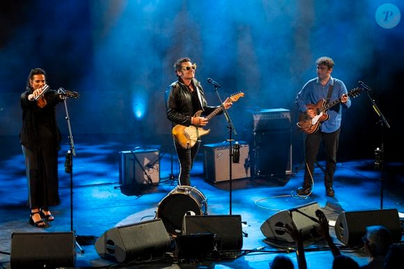 Exclusif - Matthieu Chedid accompagné de sa soeur Anna et de son frère Joseph lors de l'ouverture de la 41ème édition du Festival de Ramatuelle, le 1er aout 2025. 

Photo : Cyril Bruneau / Festival de Ramatuelle / Bestimage