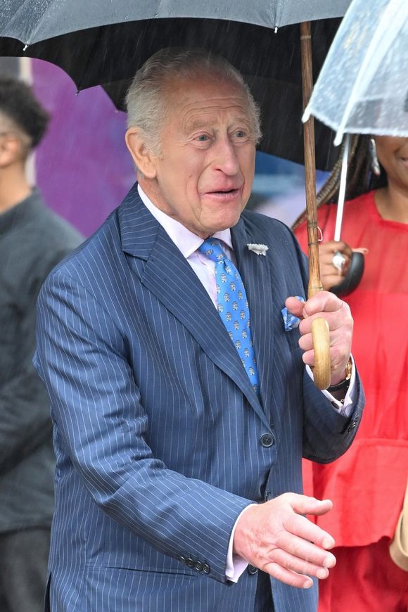 Le roi Charles III d'Angleterre accueilli par la chorale du Royaume-Uni lors du mariage du prince Harry et de Meghan Markle. © Backgrid UK / Bestimage