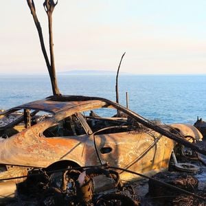 Vues générales de la Pacific Coast Highway et de ce qui reste du restaurant Moonshadows après les incendies dans la région de Los Angeles