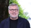 Laurent Ruquier n'en dira pas plus sur la personne qui l'accompagnait, avouant simplement que "c'était spécial" mais parlant alors sans doute de la boisson qu'on lui avait servie...
Laurent Ruquier - Photocall avec l'équipe de l'émission de radio "Les grosses têtes" lors de la 17ème édition du Festival du Film Francophone de Angoulême (FFA). Le 29 août 2024
© Coadic Guirec / Bestimage
