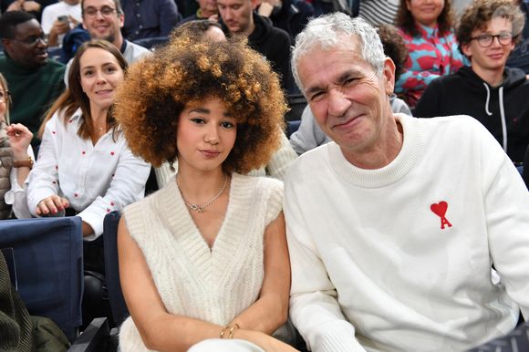 Pour continuer à faire rêver les enfants, une cagnotte en ligne a été lancée.

Léna Mahfouf alias Léna situations et son père Karim Mahfouf - People dans les tribunes du Rolex Paris Bercy Masters 1000 remporté par Novak Djokovic contre Grigor Dimitrov , le 4 novembre 2023. © Veeren/Bestimage