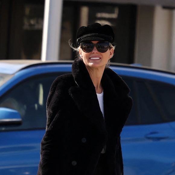 Exclusif - Laeticia Hallyday et son compagnon Jalil Lespert vont faire le marché au Farmer Market à Los Angeles avec une amie le 29 janvier 2023. Auparavant, Jalil est allé faire une séance de sport et prend un appel sur le chemin du retour. Il fume avec une vaporette rose bonbon. POUR INFOS VOIR VENDEUR