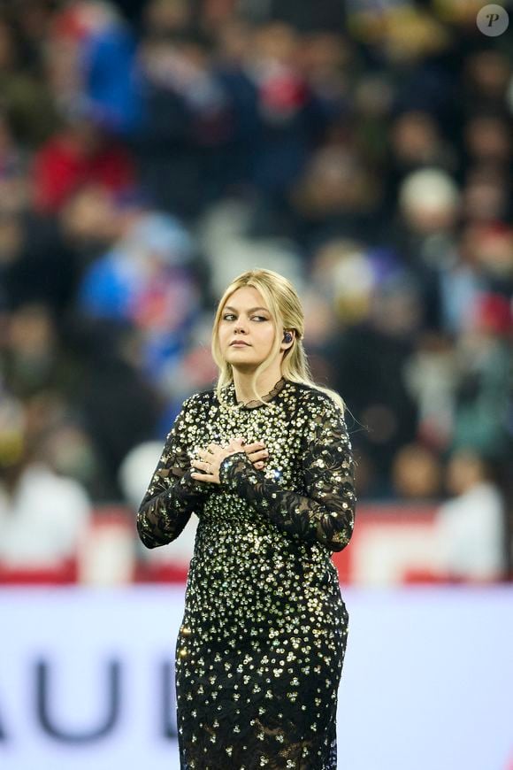 La chanteuse Louane (Louane Emera), représentante de la France au concours de l'Eurovision, interpréte pour la première fois son titre Maman, en hommage à sa mère décédée lorsqu'elle avait 17 ans, au Stade de France à la mi-temps du match du Tournoi des Six Nations opposant la France à l'Écosse, à Saint-Denis, Seine Saint-Denis, France, le 15 mars 2025. © Cyril Moreau/Bestimage