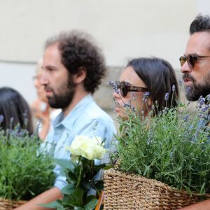 Exclusif - Thomas Bangalter, sa femme Elodie Bouchez, Romain Duris - Après l'hommage à Philippe Cerboneschi (Zdar), le cortège de la famille et des proches se dirige à pied de la place Marcel Aymé vers le Cimetière de Montmartre à Paris le 2 juillet 2019.