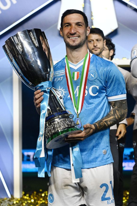 Avec son épouse, il vit dans un penthouse de 216m² à Naples.

Matteo Politano - Naples remporte la Supercoupe d'Italie 2025 face à Bologne (2-0) à Rhiyad, le 22 décembre 2025.
Image Sport/PsnewZ/Bestimage