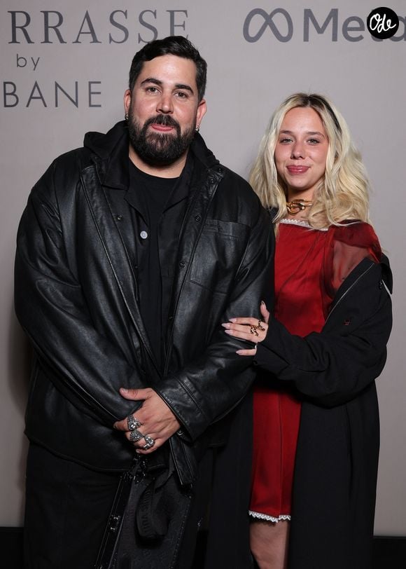 Rien de bien étonnant lorsqu'on sait que Kim Higelin et Artus ont tissé des liens indéfectibles depuis un long moment maintenant. Présent pour rencontrer le nouveau membre de la famille, le comédien semble déjà avoir pris son rôle de "tonton gâteau" très à cœur.

Exclusif - Artus et sa compagne Kim Higelin lors de la soirée anniversaire des 25 ans de la Terrasse de Albane pendant le 79ème Festival International du Film de Cannes, France, le 15 mai 2026. © Denis Guignebourg/Bestimage