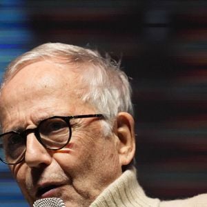 Il critique la puissance de l’algorithme, qui propose des contenus ciblés pour retenir l’utilisateur.

Fabrice Luchini présente en avant-première le film "Victor comme tout le monde" lors du 38ème Festival Premiers Plans à Angers, France, le 17 janvier 2026. © Laetitia Notarianni/Bestimage