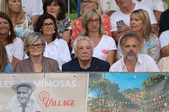 Semi-exclusif - Michel Sardou et sa femme Anne-Marie Périer, Romain Sardou - Michel Sardou rend hommage à son père en famille lors du premier trophée de pétanque "Fernand Sardou" à Bormes-les-Mimosas le 29 mai 2026. Le célèbre chanteur est venu en famille avec sa femme, son fils Romain avec son fils de deux ans et demi et de sa compagne enceinte de son deuxième enfant.
La première édition du Trophée Fernand Sardou est organisée du 29 au 31 mai au coeur du village de Bormes les Mimosas. Une initiative portée par Michel et son fils Romain, pour rendre hommage à leur illustre parent Fernand Sardou au travers d'un tournoi de pétanque.
En lien avec la municipalité et l'Amicale Bouliste Borméenne (ABB), un premier Trophée Fernand Sardou sera organisé avec deux grands temps forts : Le vendredi, dès 18h, un tournoi d'exhibition sera proposé et verra s'affronter 16 triplettes. Puis un concours fédéral à pétanque sera organisé le weekend et ouvert à tous les amateurs. 128 équipes seront réparties sur les sites les plus emblématiques du village, à savoir au boulodrome de la place Saint-François, mais aussi au parc Cigalou, sur le site du château et à l'ancien stade. © Franz Chavaroche/Bestimage