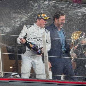 Brad Pitt et Javier Bardem tournent une scène d'un film sur la Formule 1 à Abu Dhabi.