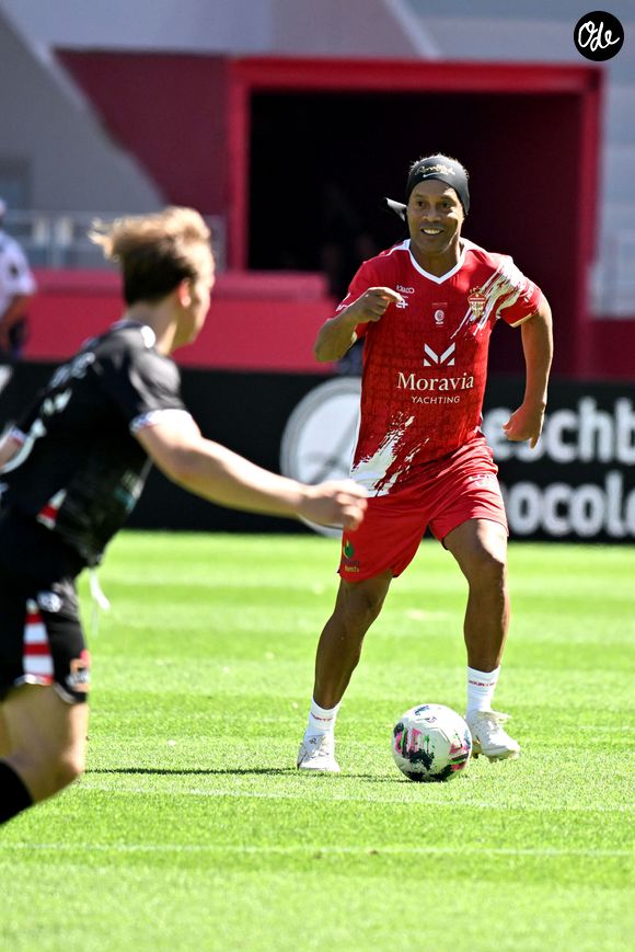 Ronaldinho lors du match de football caritatif au stade Louis II de Monaco opposant les Barbagiuans aux pilotes de l'équipe Nazionale Piloti dans le cadre de la "Racing Stars Football Cup" le 3 juin 2026.
Depuis 35 ans, des pilotes automobiles participent chaque année à un match de football caritatif organisé à Monaco. Ce " match des pilotes " a accueilli tous les plus grands de la Formule 1, y compris Michael Schumacher. En 2025, une nouvelle mouture a vu le jour, la Racing Stars Football Cup, sous la houlette de Louis Ducruet, le fils de la princesse Stéphanie. Ce 3 juin 2026, avait lieu la deuxième édition de l'événement caritatif, organisé au profit de deux associations.
Les fonds récoltés lors de l'événement seront reversés à deux associations. La première est " Mercy Ships ", qui déploie des navires-hôpitaux afin d'offrir des soins chirurgicaux gratuits en Afrique. La seconde association est " Les Soins de l'espoir ", qui est engagée auprès d'enfants et d'adultes défavorisés en Asie du Sud-Est, notamment au Vietnam.
Les Barbagiuans ont remporté le match 6 - 2

© Bruno Bebert / Bestimage