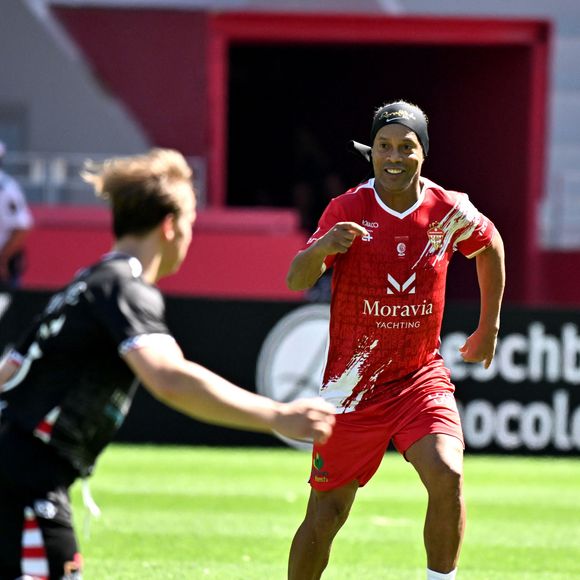 Ronaldinho lors du match de football caritatif au stade Louis II de Monaco opposant les Barbagiuans aux pilotes de l'équipe Nazionale Piloti dans le cadre de la "Racing Stars Football Cup" le 3 juin 2026.
Depuis 35 ans, des pilotes automobiles participent chaque année à un match de football caritatif organisé à Monaco. Ce " match des pilotes " a accueilli tous les plus grands de la Formule 1, y compris Michael Schumacher. En 2025, une nouvelle mouture a vu le jour, la Racing Stars Football Cup, sous la houlette de Louis Ducruet, le fils de la princesse Stéphanie. Ce 3 juin 2026, avait lieu la deuxième édition de l'événement caritatif, organisé au profit de deux associations.
Les fonds récoltés lors de l'événement seront reversés à deux associations. La première est " Mercy Ships ", qui déploie des navires-hôpitaux afin d'offrir des soins chirurgicaux gratuits en Afrique. La seconde association est " Les Soins de l'espoir ", qui est engagée auprès d'enfants et d'adultes défavorisés en Asie du Sud-Est, notamment au Vietnam.
Les Barbagiuans ont remporté le match 6 - 2

© Bruno Bebert / Bestimage