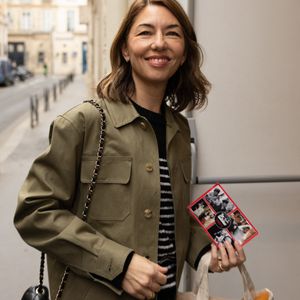 Exclusif - Sofia Coppola arrive pour une séance de dédicaces de son livre hommage à Chanel à la Librairie « 7L » (fondée en 1999 par Karl Lagerfeld) à Paris, le 15 novembre 2025.
© Julien Sarkissian/Bestimage