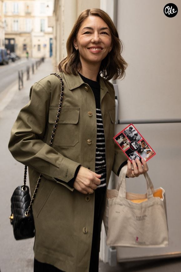 Exclusif - Sofia Coppola arrive pour une séance de dédicaces de son livre hommage à Chanel à la Librairie « 7L » (fondée en 1999 par Karl Lagerfeld) à Paris, le 15 novembre 2025.
© Julien Sarkissian/Bestimage