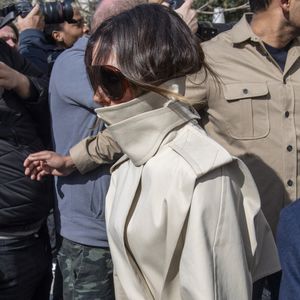 Victoria Beckham - Les Beckham quittent leur hôtel La Réserve, à Paris, le 8 mars 2025.  GOFF INF / BESTIMAGE