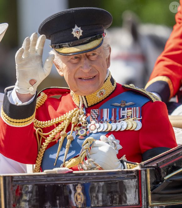 Le roi Charles III d'Angleterre - Les membres de la famille royale britannique arrivent à Buckingham Palace pour la cérémonie Trooping the Colour à Londres, le 14 juin 2025. Affecté par le crash du Boeing 787 Dreamliner à Ahmedabad du 12 juin, le souverain et les officiels porteront un brassard noir en hommage aux plus de 270 victimes. Bon nombre d'elles étaient des ressortissants britanniques.
© Goff Inf / Bestimage