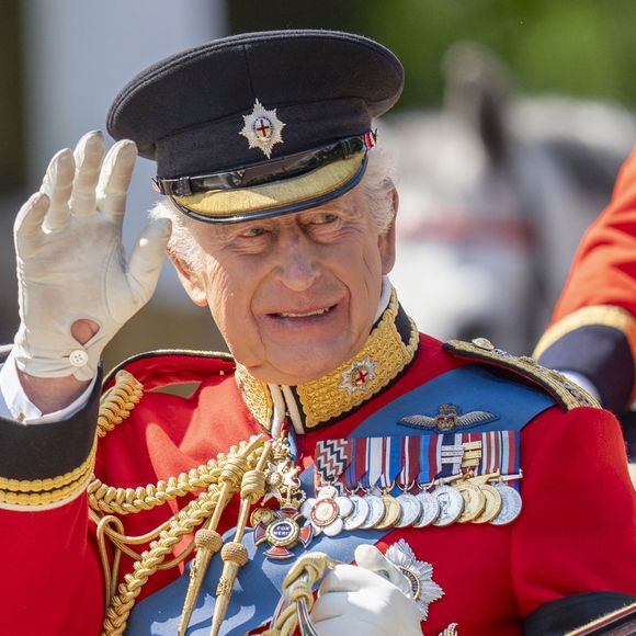 Le roi Charles III d'Angleterre - Les membres de la famille royale britannique arrivent à Buckingham Palace pour la cérémonie Trooping the Colour à Londres, le 14 juin 2025. Affecté par le crash du Boeing 787 Dreamliner à Ahmedabad du 12 juin, le souverain et les officiels porteront un brassard noir en hommage aux plus de 270 victimes. Bon nombre d'elles étaient des ressortissants britanniques.
© Goff Inf / Bestimage