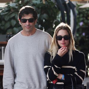 Ashley Benson et son mari Brandon Davis se promènent à Beverly Hills après avoir déjeuné au Il Pastaio à Los Angeles, Californie, Etats-Unis, le 6 janvier 2025. 
© Dean McDonald
