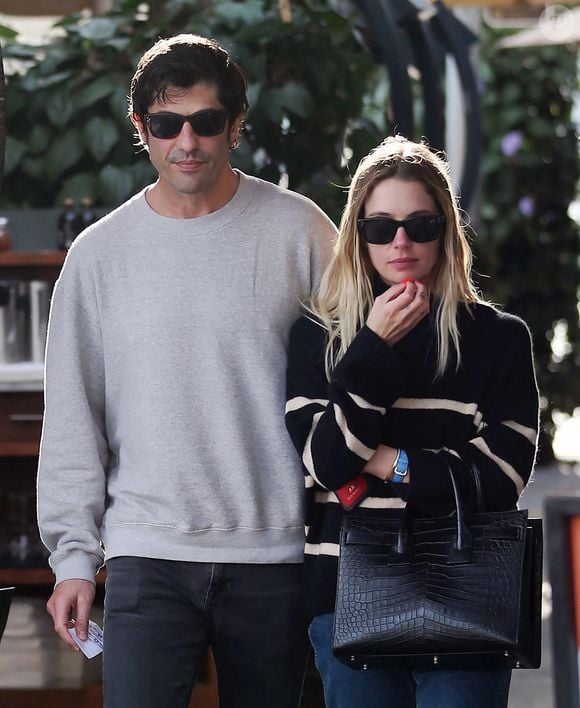 Ashley Benson et son mari Brandon Davis se promènent à Beverly Hills après avoir déjeuné au Il Pastaio à Los Angeles, Californie, Etats-Unis, le 6 janvier 2025. 
© Dean McDonald