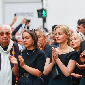 Manon Ardisson, Ninon Ardisson, Patrick Ardisson, Audrey Crespo-Mara et son fils Zekou, Gaston Ardisson  - Sorties des obsèques de Thierry Ardisson en l’église Saint-Roch de Paris, France, le 17 juillet 2025. © Clovis-Jacovides/Bestimage