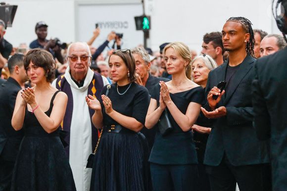 Manon Ardisson, Ninon Ardisson, Patrick Ardisson, Audrey Crespo-Mara et son fils Zekou, Gaston Ardisson  - Sorties des obsèques de Thierry Ardisson en l’église Saint-Roch de Paris, France, le 17 juillet 2025. © Clovis-Jacovides/Bestimage