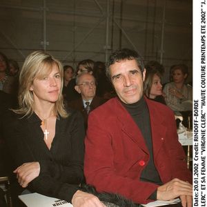 Julien Clerc et son épouse Virginie Clerc lors du défilé Jean Paul Gaultier, collection Haute Couture Printemps-Été 2002, à Paris.
RINDOFF-BORDE / BESTIMAGE