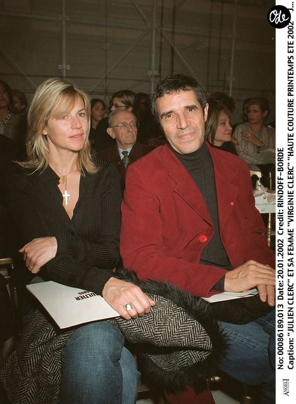 Julien Clerc et son épouse Virginie Clerc lors du défilé Jean Paul Gaultier, collection Haute Couture Printemps-Été 2002, à Paris.
RINDOFF-BORDE / BESTIMAGE