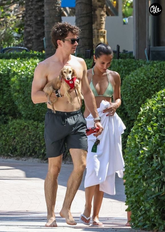 Entre balades avec leur chien Léo et virées en yacht, l'influenceuse dévoile ses indispensables beauté.

Exclusif - Charles Leclerc et sa femme Alexandra Leclerc (Saint Mieux), accompagnés de leur chien, passent la journée à la plage avec des amis à Miami, le 27 avril 2026. 

© Bestimage