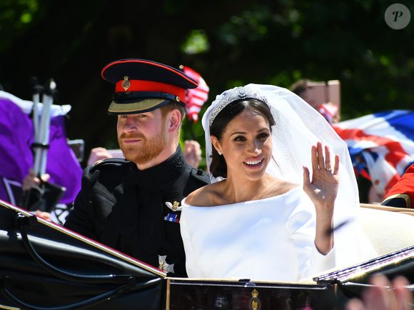 Le prince Harry, duc de Sussex, et Meghan Markle, duchesse de Sussex, en calèche à la sortie du château de Windsor après leur mariage le 19 mai 2018.