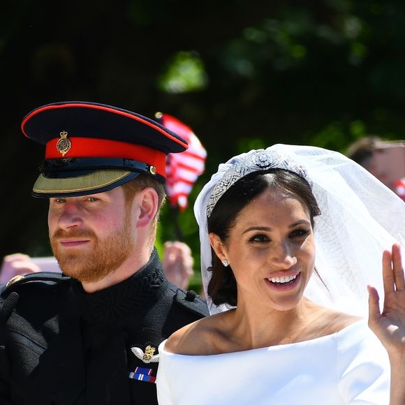 Le prince Harry, duc de Sussex, et Meghan Markle, duchesse de Sussex, en calèche à la sortie du château de Windsor après leur mariage le 19 mai 2018.