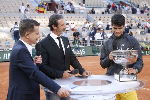 Exclusif - Laurent Luyat et Patrick Mouratoglou reçoivent Carlos Alcaraz - Plateau de France Télévisions sur le court pour le direct de 20h à la suite de la Finale Hommes des Internationaux de France de Tennis de Roland Garros 2024 - Jour 15 à Paris. Le 9 Juin 2024. 
© Bertrand Rindoff / Bestimage