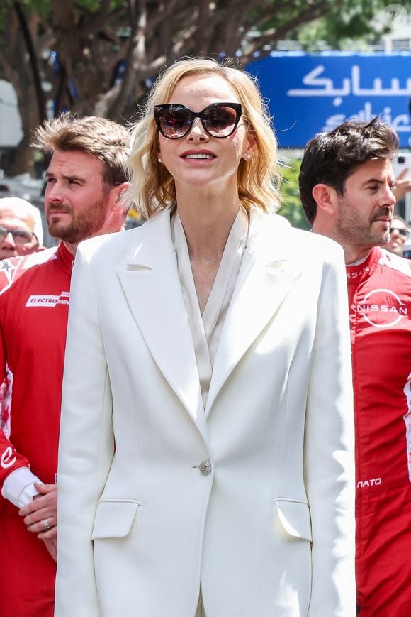 Le prince Albert II et la princesse Charlène de Monaco sur la grille de départ du E-Prix de Monaco du Championnat du monde FIA de Formule E 2026 sur le circuit de Monaco à Monte-Carlo, Monaco, le 17 mai 2026. En présence de Alberto Longo, directeur général adjoint et responsable du championnat de Formule E, Alejandro Agag, président de la Formule E, Mike Fries, PDG de Liberty Global, Jeff Dodds, PDG de la Formule E, et Marek Nawarecki, directeur sportif de la FIA. 
© Claudia Albuquerque/Bestimage