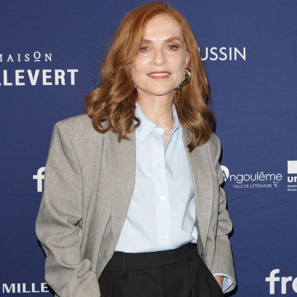 Elle a concurrencé Isabelle Huppert, venue présenter "La femme la plus riche du monde" où elle incarne Liliane Bettencourt.

Isabelle Huppert lors de la soirée d'ouverture avec la projection du film "La femme la plus riche du monde" lors de la 18ème édition du Festival Film Francophone (FFA) à Angoulême le 25 août 2025.

© Coadic Guirec / Bestimage