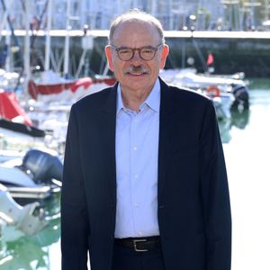 Jean-Pierre Darroussin apprécie le charme du quartier de la Bourse, mélange de patrimoine historique, passages couverts et vie économique dynamique.

Jean-Pierre Darroussin - Photocall du film 'Monsieur' lors du Festival de la Fiction de la Rochelle le 17 septembre 2025.  - Photocall du film 'Monsieur' lors du Festival de la Fiction de la Rochelle
