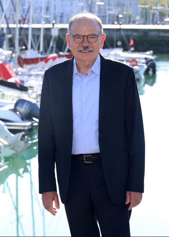 Jean-Pierre Darroussin apprécie le charme du quartier de la Bourse, mélange de patrimoine historique, passages couverts et vie économique dynamique.

Jean-Pierre Darroussin - Photocall du film 'Monsieur' lors du Festival de la Fiction de la Rochelle le 17 septembre 2025.  - Photocall du film 'Monsieur' lors du Festival de la Fiction de la Rochelle