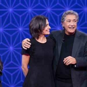 Exclusif - Monique (Femme de Frédéric François), Frédéric François, Gloria (Fille de Frédéric François), Nina (Petite fille de Frédéric François) pour les surprises de l'enregistrement de l'émission "La Boîte à secrets", présentée par F.Bollaert et diffusée le 16 janvier 2026 sur France 3, dans les studios du Lendit à Saint-Denis, France, le 16 décembre 2025. © Cyril Moreau/Bestimage