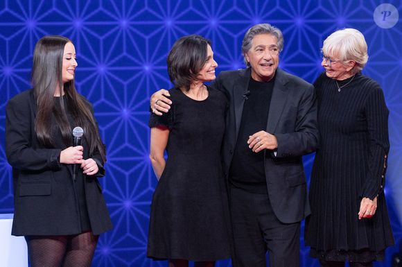 Exclusif - Monique (Femme de Frédéric François), Frédéric François, Gloria (Fille de Frédéric François), Nina (Petite fille de Frédéric François) pour les surprises de l'enregistrement de l'émission "La Boîte à secrets", présentée par F.Bollaert et diffusée le 16 janvier 2026 sur France 3, dans les studios du Lendit à Saint-Denis, France, le 16 décembre 2025. © Cyril Moreau/Bestimage