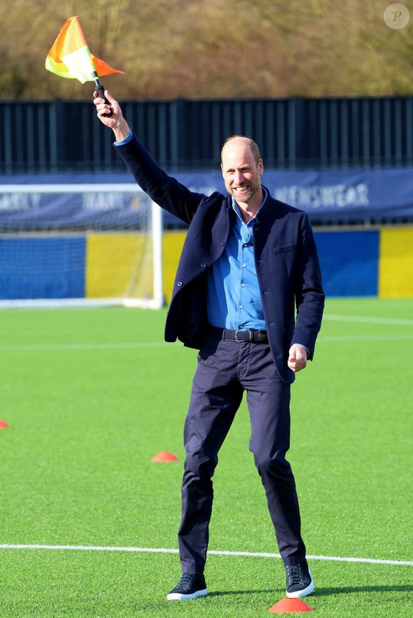Le prince William, prince de Galles, lors d'une visite officielle à un cours de formation d'arbitres de la FA au Sporting Khalsa FC à l'Aspray Arena Willenhall West Midlands