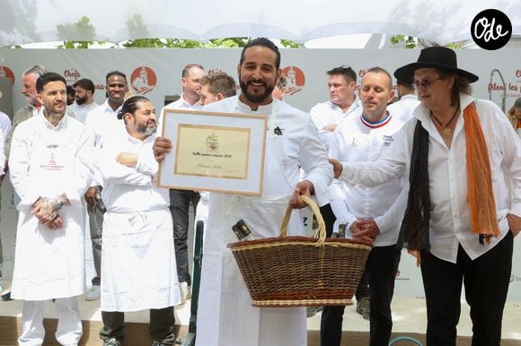 Les Chefs à Saint-Tropez fêtent les producteurs 2026. Mohamed Cheikh place des Lices à Saint-Tropez, le 3 mai 2026., pour "la battle de panier surprise". ©Jean-Marc LHOMER/Bestimage. | 00753585