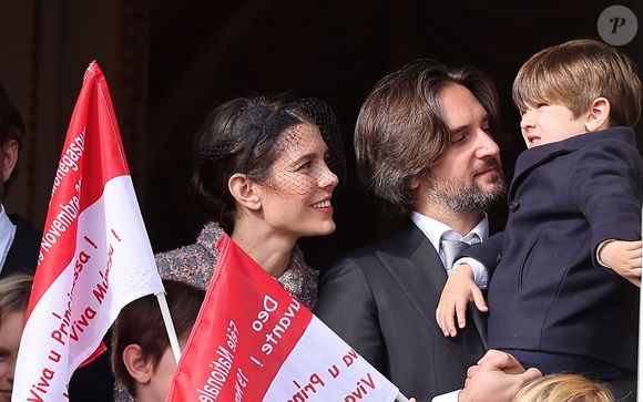 Un objet presque "abandonné" dans le bureau parisien très chic de son père. Nul doute que Balthazar, 6 ans et demi, doit faire des jaloux !

Charlotte Casiraghi, Dimitri Rassam et leur fils Balthazar Rassam - La famille princière au balcon du palais lors de la Fête Nationale de la principauté de Monaco le 19 novembre 2022.

© Dominique Jacovides / Bruno Bebert / Bestimage