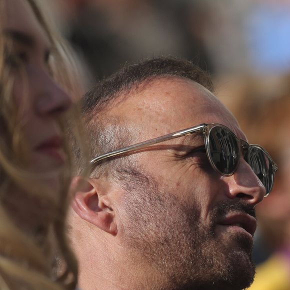 Un mois après, l'émotion est toujours aussi forte 
Milla Savarese, la fille d'E.Dequenne, et son beau-père, Michel Ferracci - 300 personnes réunies pour rendre hommage à Emilie Dequenne dans sa ville de Chièvres (Belgique), le 9 avril 2025, quelques semaines après son décès prématuré, survenu le 16 mars 2025. Une plaque commémorative a été installée dans la salle des Pas Perdus de l'hôtel de ville, renommée "Espace Émilie Dequenne". La famille de la comédienne a lancé un appel aux dons pour soutenir la lutte contre le cancer. Photonews / Bestimage