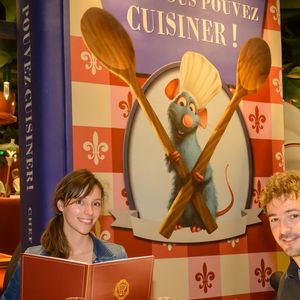 Renan Luce et Lolita Séchan posent au restaurant Bistrot Chez Rémy, dans le cadre de l'ouverture de la nouvelle attraction de Disneyland Paris, Ratatouille : L'Aventure Totalement Toquée de Rémy. Le 5 juillet 2014. Disneyland Paris