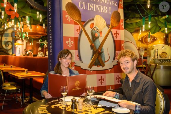 Renan Luce et Lolita Séchan posent au restaurant Bistrot Chez Rémy, dans le cadre de l'ouverture de la nouvelle attraction de Disneyland Paris, Ratatouille : L'Aventure Totalement Toquée de Rémy. Le 5 juillet 2014. Disneyland Paris