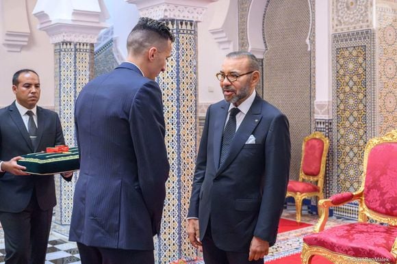 Le roi du Maroc Mohammed VI reçoit le médaillé d'or olympique Soufiane El Bakkali au palais royal de Tétouan au Maroc, le 14 août 2024. Photo by Royal Palace via Balkis Press/ABACAPRESS.COM