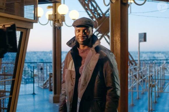 Pour cette série, le chef a fait appel à des personnalités de renom. En effet, l'affiche révèle en effet la participation exceptionnelle de : Omar Sy

Série Lupin Partie 4 en automne 2026. Le phénomène mondial fait son grand retour ! La quatrième partie de la série à succès Lupin arrivera à l'automne 2026. Capture d'écran via Bestimage