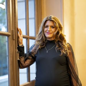 Exclusif - Marlène Schiappa, enceinte ( présidente de "Actives") lors du  dîner des femmes cheffes d'entreprises organisé par l'ONG "Actives" avec le soutien de L'Oréal, LinkedIn et Tilder au Trianon à Paris le 23 septembre 2025.
© Pierre Perusseau / Bestimage