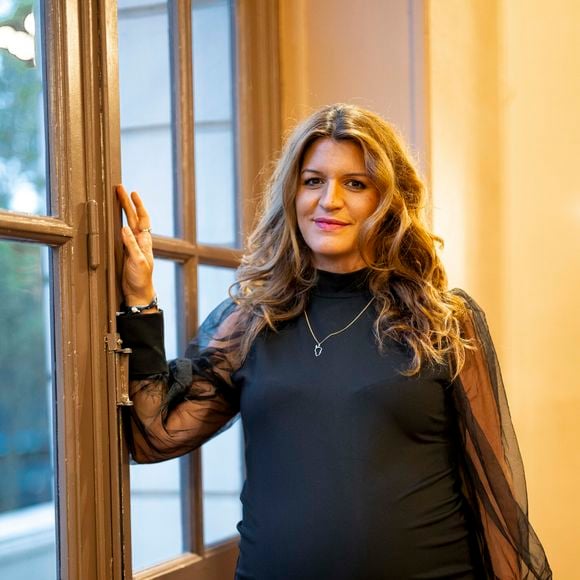 Exclusif - Marlène Schiappa, enceinte ( présidente de "Actives") lors du  dîner des femmes cheffes d'entreprises organisé par l'ONG "Actives" avec le soutien de L'Oréal, LinkedIn et Tilder au Trianon à Paris le 23 septembre 2025.
© Pierre Perusseau / Bestimage