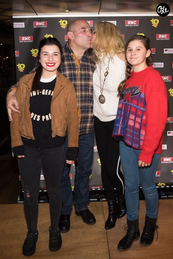 Vincent Moscato avec sa femme Krystel et ses filles Alba et Paola à la soirée des 10 ans du "Super Moscato Show" sur la péniche Jean Bruel à Paris, le 16 novembre 2017.
© Cyril Moreau/Bestimage