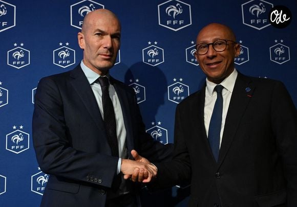 L'ancien international français de football Zinédine Zidane (à droite) s'exprime aux côtés du président de la Fédération française de football, Philippe Diallo (à gauche), lors d'une conférence de presse visant à le présenter comme le nouveau sélectionneur de l'équipe de France, au siège de la Fédération française de football (FFF) à Paris, le 28 juillet 2026. © Christian Liewig/Bestimage