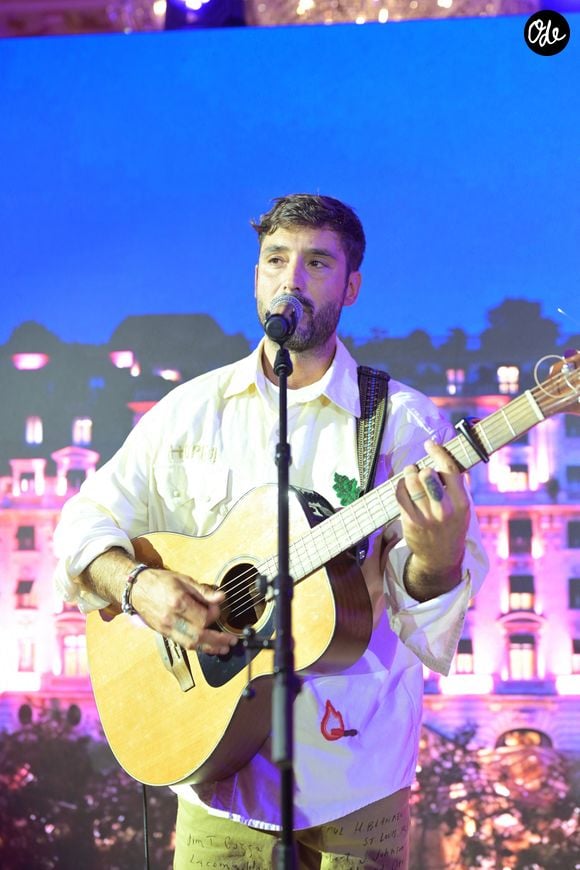 Jérémy Frérot - Photocall du 5ème gala de charité de l'association "Les Bonnes Fées" à l'occasion de la campagne mondiale "Octobre Rose" à l'hôtel Peninsula, Paris le 3 octobre 2024. A l'occasion de la campagne mondiale "Octobre Rose", l'hôtel Peninsula Paris lance son programme caritatif "Peninsula in Pink", dont les bénéfices de 254 400 Euros seront reversés à l'association "Les Bonnes Fées". © Rachid Bellak/Bestimage
